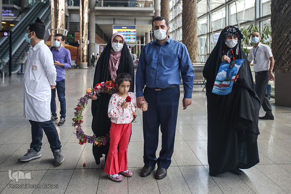 استقبال از جواد فروغی در فرودگاه امام (ره)