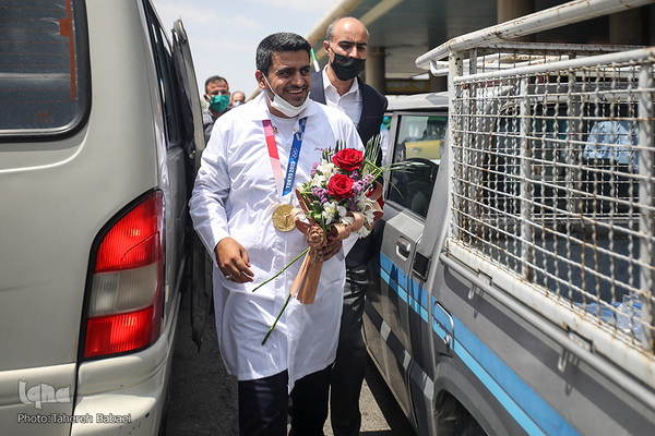 استقبال از جواد فروغی در فرودگاه امام (ره)