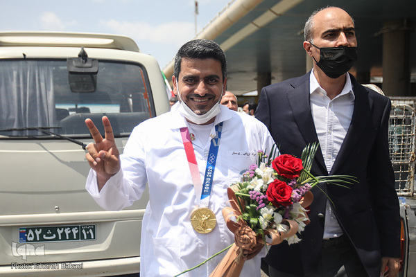 استقبال از جواد فروغی در فرودگاه امام (ره)