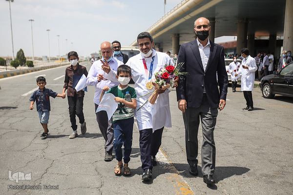 استقبال از جواد فروغی در فرودگاه امام (ره)