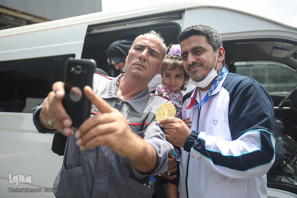 استقبال از جواد فروغی در فرودگاه امام (ره)