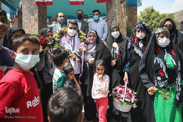 استقبال از جواد فروغی در فرودگاه امام (ره)