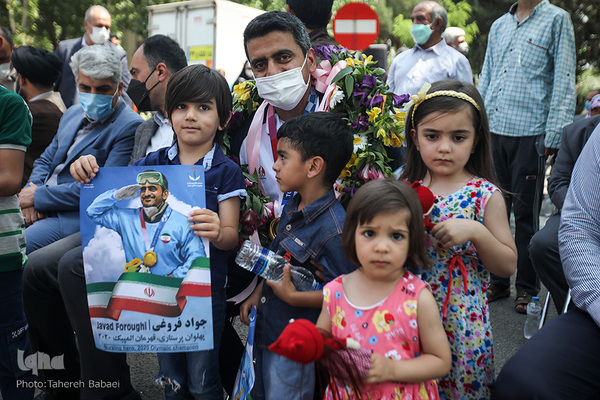 استقبال از جواد فروغی در فرودگاه امام (ره)