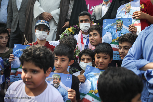 استقبال از جواد فروغی در فرودگاه امام (ره)