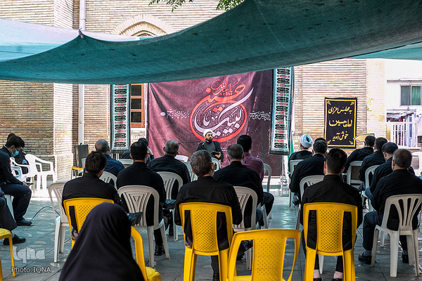 روضه‌خوانی مدافعان سلامت در فضای باز بیمارستان