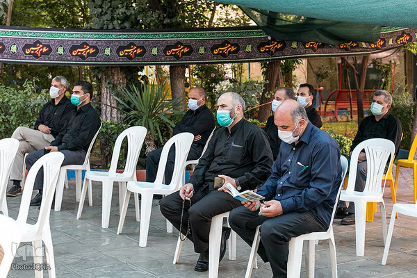 روضه‌خوانی مدافعان سلامت در فضای باز بیمارستان