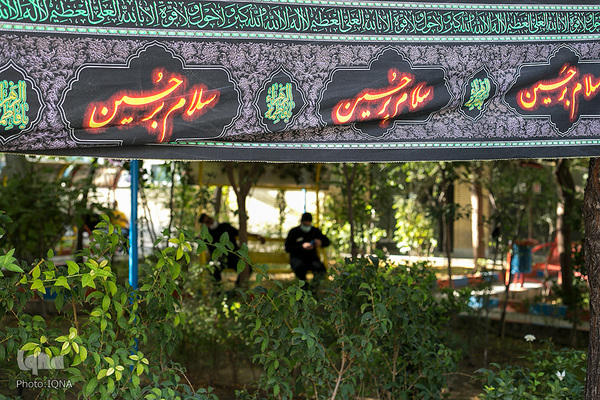 روضه‌خوانی مدافعان سلامت در فضای باز بیمارستان