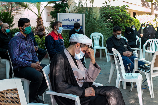 روضه‌خوانی مدافعان سلامت در فضای باز بیمارستان