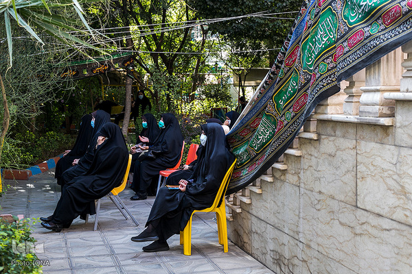 روضه‌خوانی مدافعان سلامت در فضای باز بیمارستان