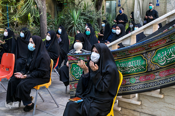 روضه‌خوانی مدافعان سلامت در فضای باز بیمارستان