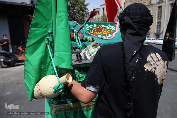 مراسم عزاداری ظهر تاسوعای حسینی در چهارراه گلوبندک