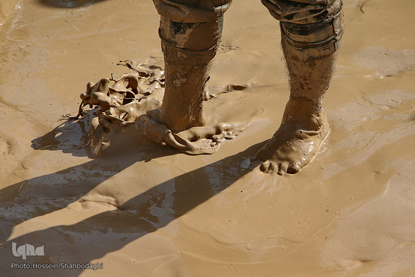 آیین گِل لر زبانان مقیم قم، عزاداران و سوگواران امام حسین(ع) بر سر و روی خود گل و خاک می‌ریزند، سپس بر سر و سینه می‌کوبند. 