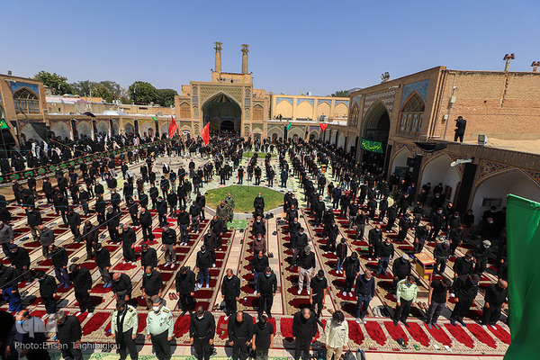 نماز ظهر عاشورا در مسجد جامع شهر زنجان