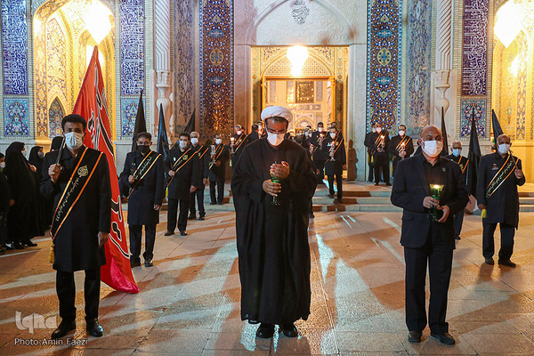 لاله گردانی شام غریبان در حرم مطهر شاهچراغ(ع)