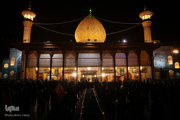 لاله گردانی شام غریبان در حرم مطهر شاهچراغ(ع)