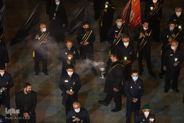 لاله گردانی شام غریبان در حرم مطهر شاهچراغ(ع)