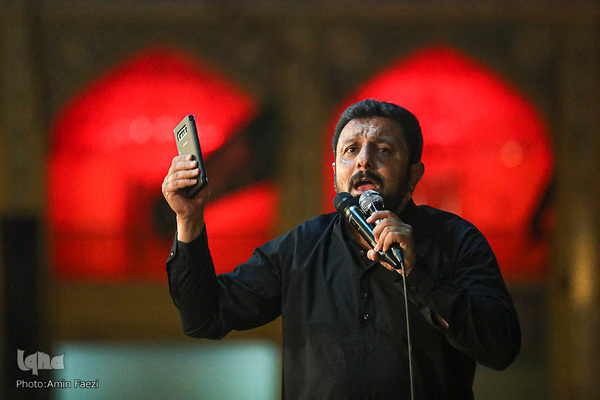 لاله گردانی شام غریبان در حرم مطهر شاهچراغ(ع)