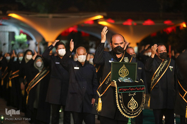 لاله گردانی شام غریبان در حرم مطهر شاهچراغ(ع)