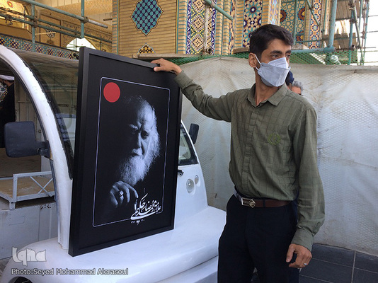 مراسم تشییع پیکر علامه محمدرضا حکیمی در حرم مطهر رضوی