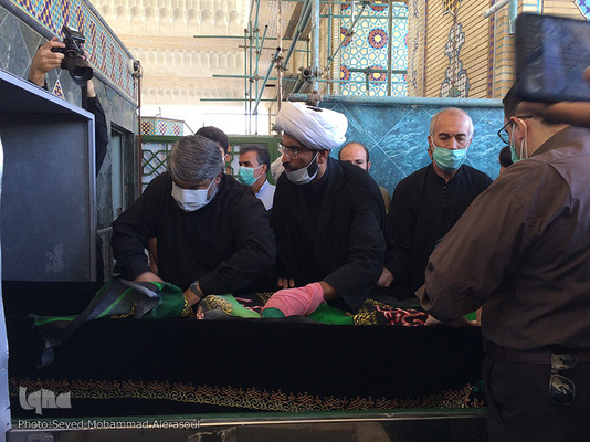 مراسم تشییع پیکر علامه محمدرضا حکیمی در حرم مطهر رضوی