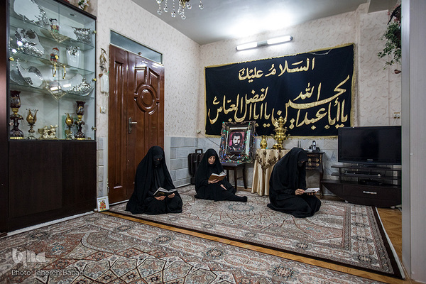 همسر شهید زین‌الدین معصومی می‌گوید ۳۰ سال است که مراسم روضه خانگی دارند در این دوسال که بیماری کرونا همه گیر شده است، به خاطر رعایت مساعل بهداشتی مراسم برگزار نمی‌کنند. 
او می‌گوید عزاداری در این دوران بسیار غریبانه برگزار می‌شود.
