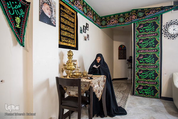  زری فرامرزی ۲۰سال است که بانی مراسم حضرت سیدالشهدا است؛ او امسال این مراسم را به صورت تک نفره برگزار کرد.
