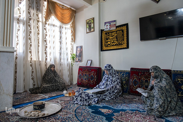 راضیه قره داغی هر سال ده روز روضه خانگی‌اش را برگزار می‌کند و امسال به دلیل شیوع ویروس کرونا، سه روز و به صورت محدود میزبان عزاداران سیدالشهدا بود.
 راضیه می‌گوید: کرونا هم خوب و هم بد است؛ چراکه این بیماری منحوس باعث بیداری ما نسبت به اعمال مان شد.

