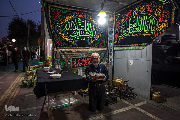  محمد اصغری سه سال است در مقابل خانه خود ایستگاه صلواتی دارد و از عزاداران پذیرایی می‌کند. 
