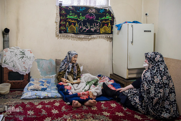  ایران خانم دست به خیر است و سالهاست به همسایه خود ستاره اندیشه که صدسال سن دارد کمک می‌کند و البته با برگزاری مراسم سیدالشهدا برای او نیز به صورت تنهایی پرچم زده و دعا می‌خواند.
