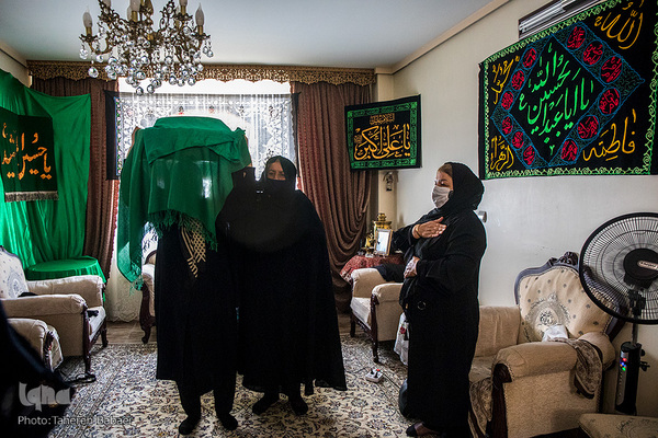 ایران رازدشت حدود ۶۵ سال سن دارد و بیش از ۴۰ سال است که روضه خانگی را برگزار می کند.
او هرسال در دهه سوم محرم به مدت ده روز روضه خانگی برگزار می‌کند.
طی این دوسال هم با وجود کرونا دست از اعتقادش برنداشت و با رعایت پروتکل های بهداشتی نذر خود را ادا کرد. 
مراسم طشت گذاری هم یکی از بخش‌هایی است که هرساله در حاشیه مراسمش برگزار می‌کند.
