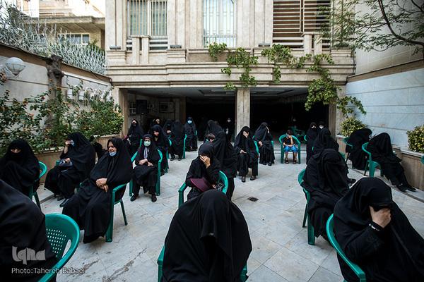 امسال این مراسم با رعایت پروتکل‌های بهداشتی برگزار شد. و هر فرد زمان محدودی اجازه حضور در مراسم را داشت و در روضه بعد که به مدت ۱۵ دقیقه برگزار می‌شود افراد جدیدی حضور می‌‌یابند.