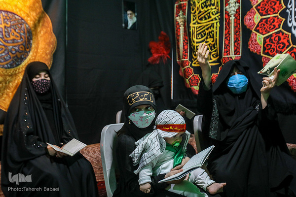 حاجیه خانم فخرالسادات ریحانی همسر شهید ادامه دهنده این راه است و هر هفته در خانه مراسم ختم حدیث کسا برگزار می کند و همچنین کلاس قران امسال این مراسم را به صورت محدود و با رعایت پروتکل بهداشتی در حال برگزاری است.
