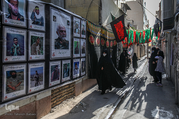 کوچه شهید حاج علی افشاری که مزین شده به عکس شهدا