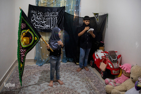 حسین و حلما صالح نژاد هرسال با پدر و مادرشان به حسینیه می‌رفتند. در این دوسال شیوع ویروس کرونا در خانه عزاداری کردند.