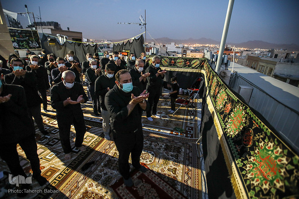 اهالی ساختمان ۲۳ خیابان ایران سه سال است که در فضای باز ساختمان مراسم سوگواری امام حسین(ع) برگزار می‌کنند.