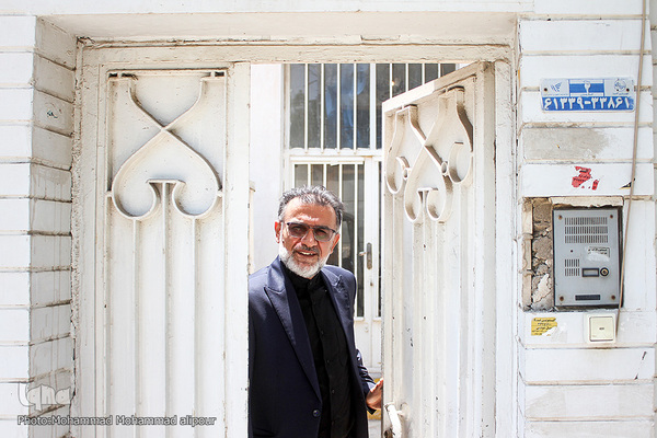 با قلم نقش عاشورا می‌زند