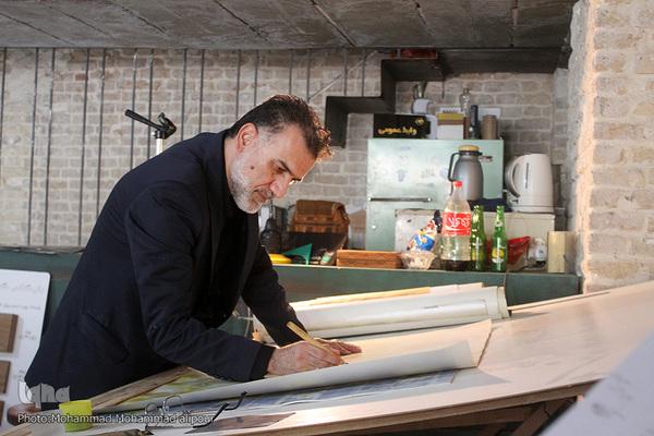 با قلم نقش عاشورا می‌زند