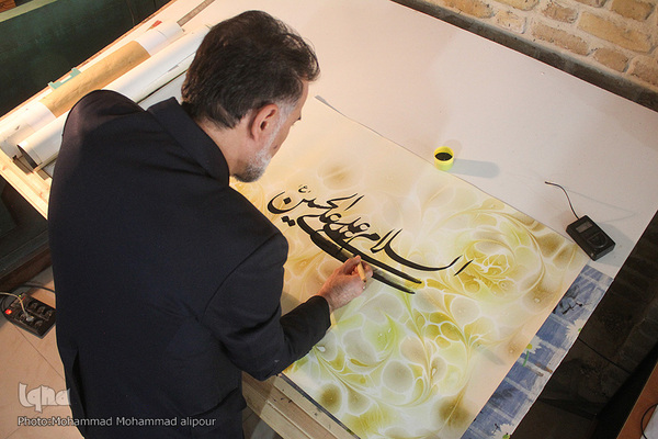 با قلم نقش عاشورا می‌زند