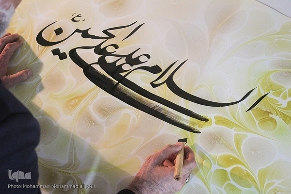 با قلم نقش عاشورا می‌زند