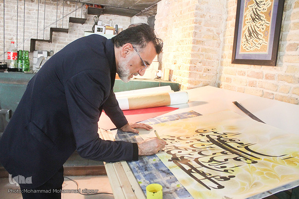 با قلم نقش عاشورا می‌زند