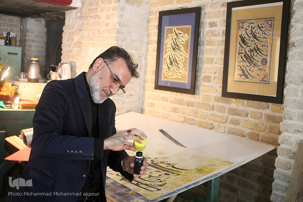 با قلم نقش عاشورا می‌زند