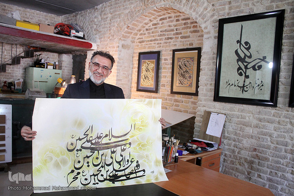 با قلم نقش عاشورا می‌زند