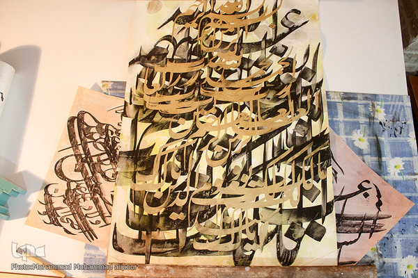 با قلم نقش عاشورا می‌زند