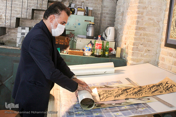 با قلم نقش عاشورا می‌زند