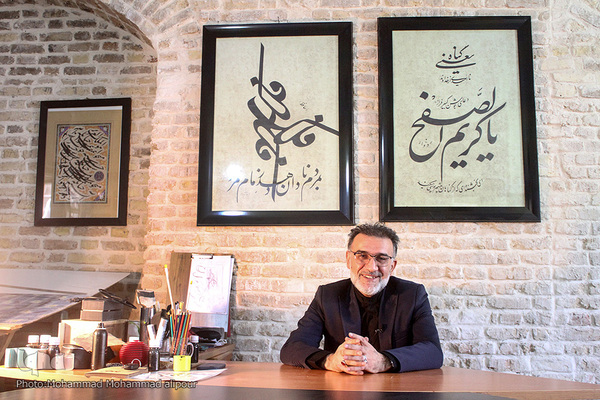 با قلم نقش عاشورا می‌زند