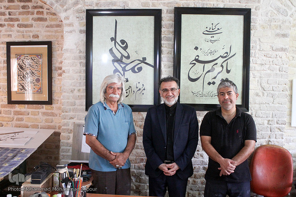 با قلم نقش عاشورا می‌زند