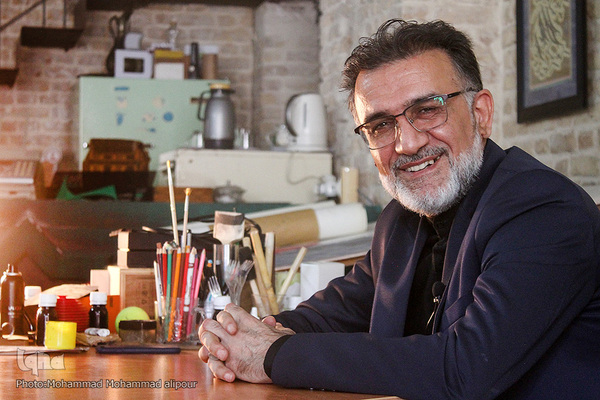 با قلم نقش عاشورا می‌زند