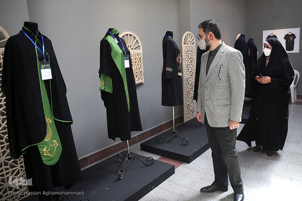 بازدید سید محمدمجتبی حسینی، معاون هنری وزیر فرهنگ و ارشاد اسلامی از ششمین نمایشگاه لباس عاشورایی در فرهنگستان هنر