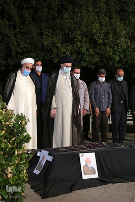 اقامه نماز بر پیکر آیت‌الله حسن‌زاده آملی