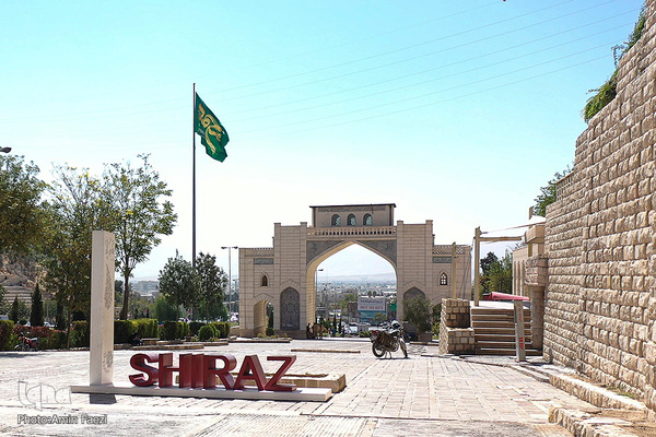 اهتزاز پرچم محمد(ص)، پیامبر رحمت در شیراز